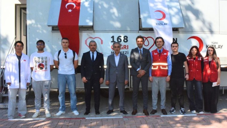 Ege Üniversitesi ve Türk Kızılay'dan kan bağışı kampanyası