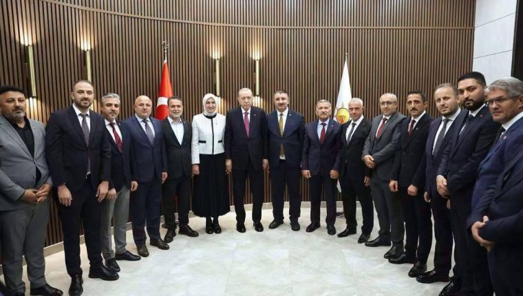 Dikili AK Parti Başkanı Güveli, Erdoğan ile kısa görüşme yaptı