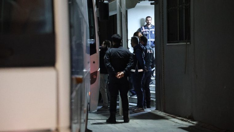İzmir Bayraklı Belediyesi'ne operasyon: 43 şüpheli adliyede