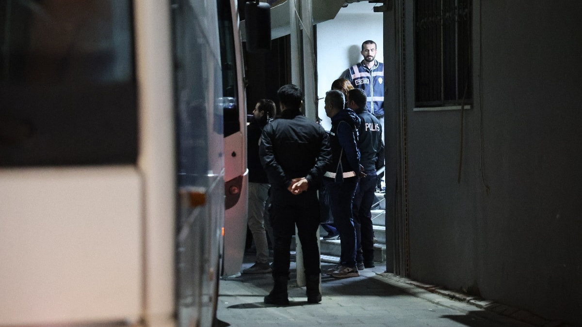 İzmir Bayraklı Belediyesi'ne operasyon: 43 şüpheli adliyede