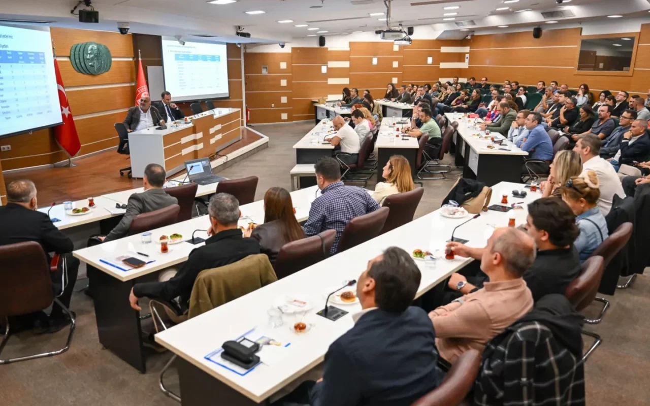Bornova'da hizmet seferberliği: Temizlik ve tarım gündemde