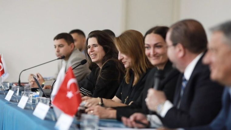 Alaçatı’nın geleceği konuşuldu: Çeşme Belediyesi turizm temsilcileri ve esnafla buluştu