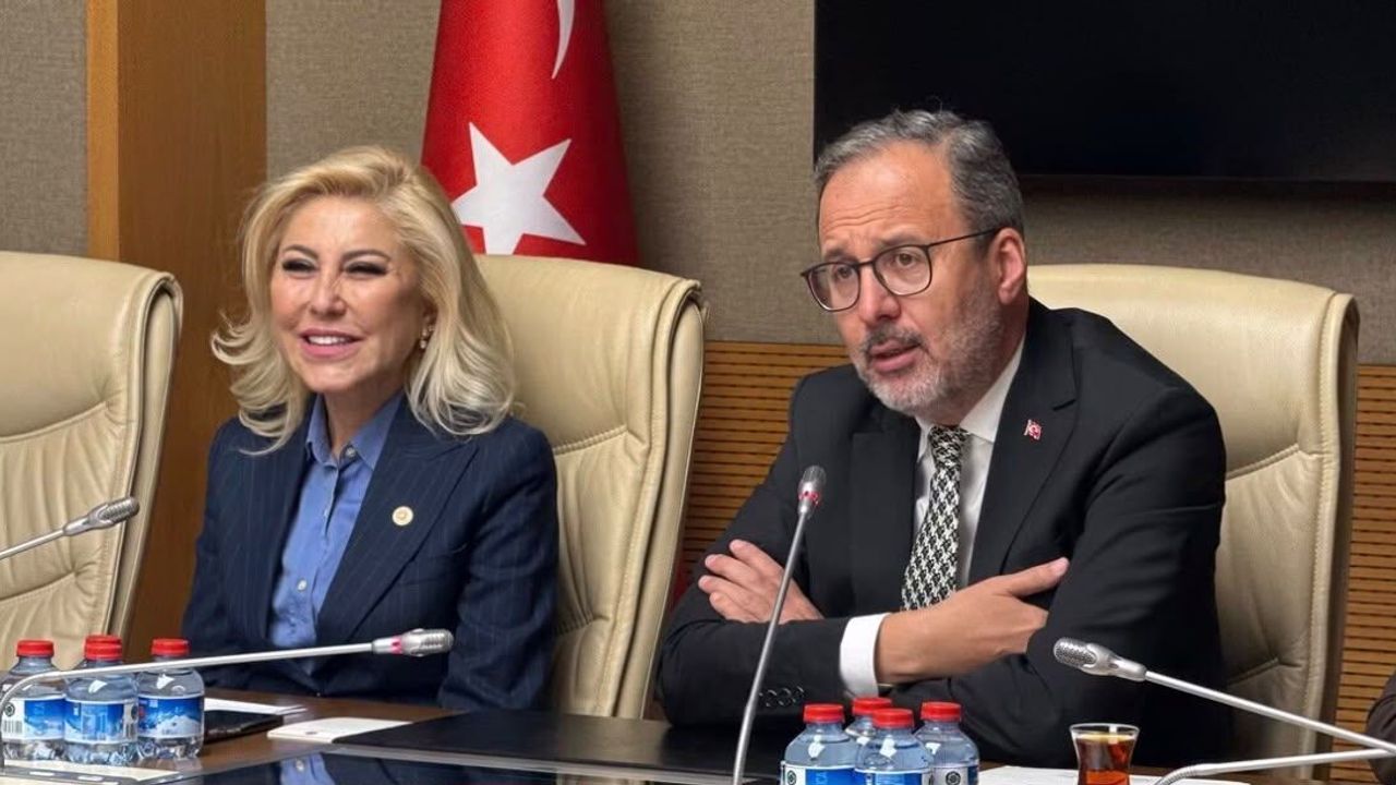 İzmir Ekonomi Üniversitesi öğrencileri TBMM'de milletvekilleriyle buluştu