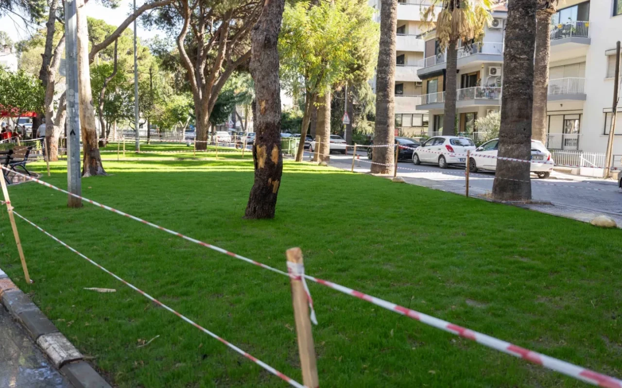 Bornova Büyükpark'ta otomatik sulama sistemi tamamlandı, park yemyeşil kalacak