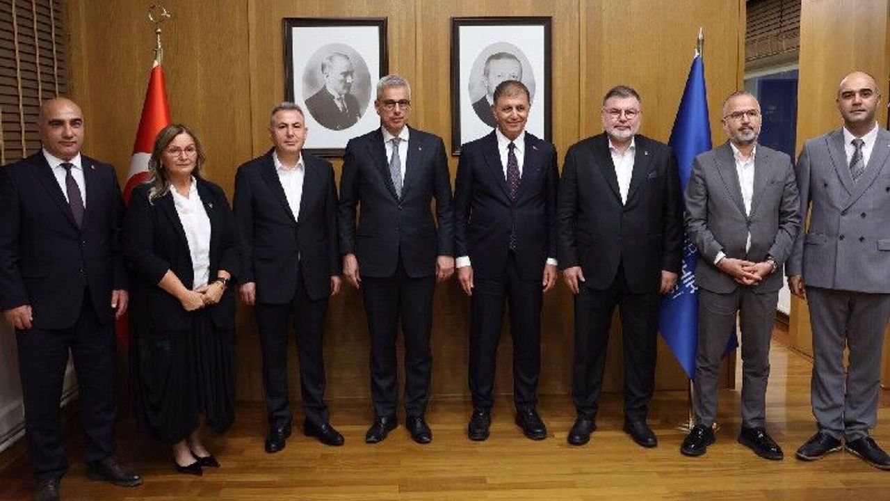 İzmir'de sağlık yatırımları için bakanlık-belediye iş birliği mesajı