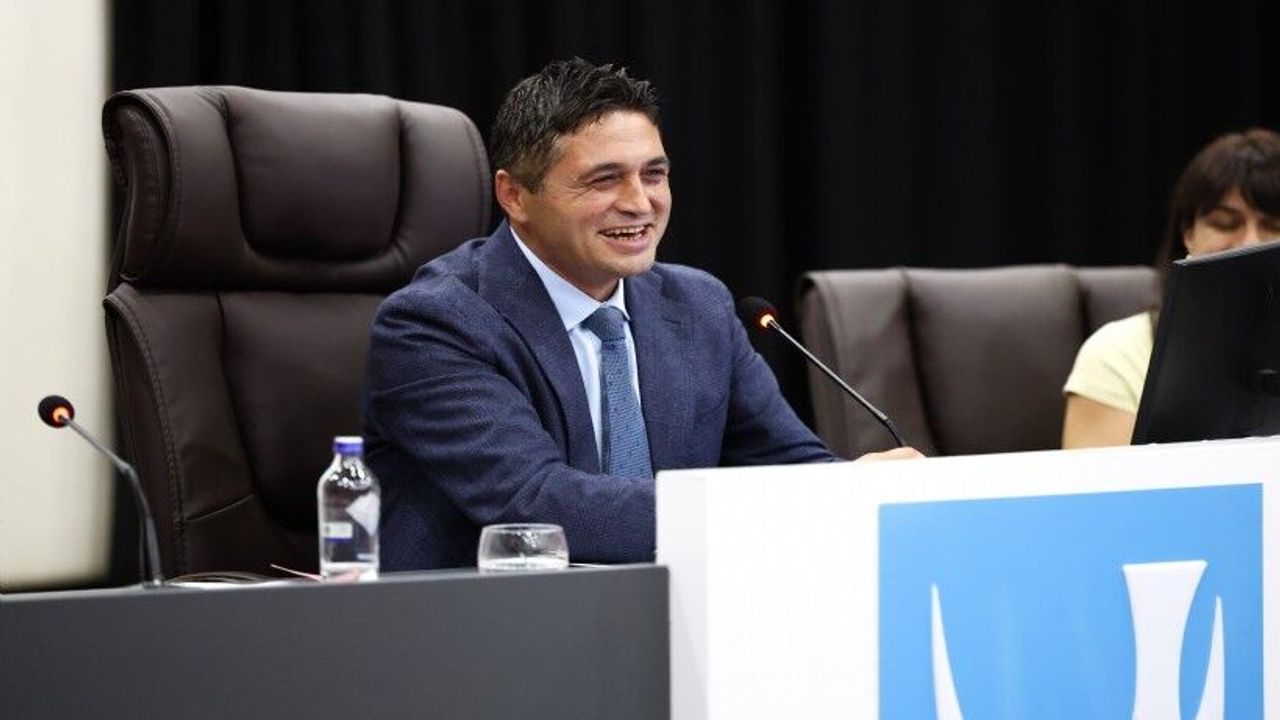 Serkan Acar: Cemil Tugay'ın AK Parti'ye geçişi İzmir çıkarlarının önünde