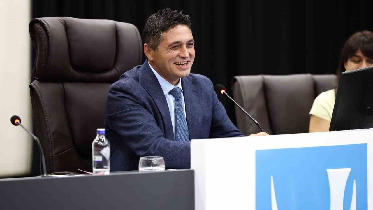 Cemil Tugay'ın AK Parti'ye katılması Aliağa Meclisi'nde tartışıldı