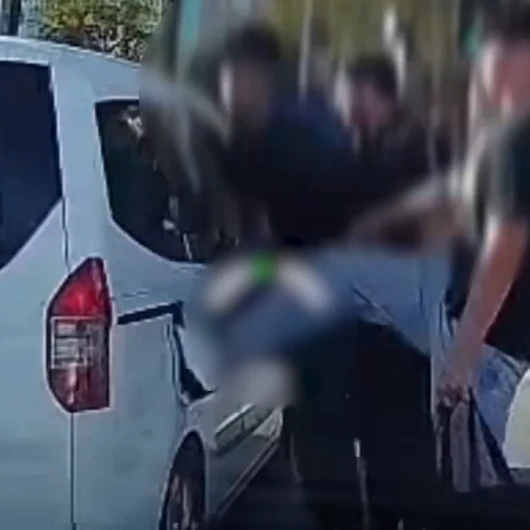 İzmir Bornova'da sürücüyü uyaran kişiye saldırı anları tepki çekti