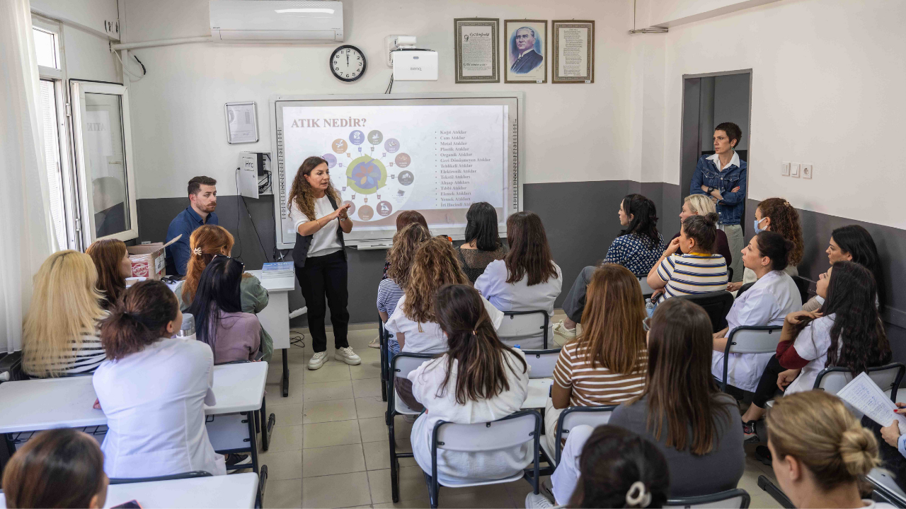 Bornova'da öğretmenlere iklim kriziyle mücadele eğitimi başladı