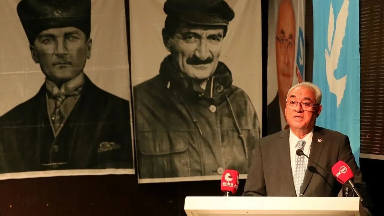 Önder Aksakal İzmir kongresinde Özgür Özel'i hedef aldı: 'Hangi sıfatı uygun görüyor?'