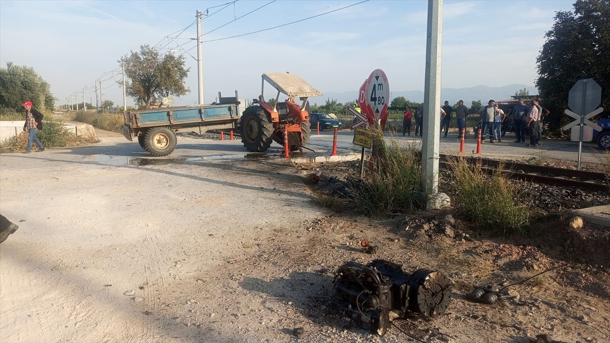 İzmir'de hemzemin geçitte traktöre tren çarptı: 2 kardeş yaralandı
