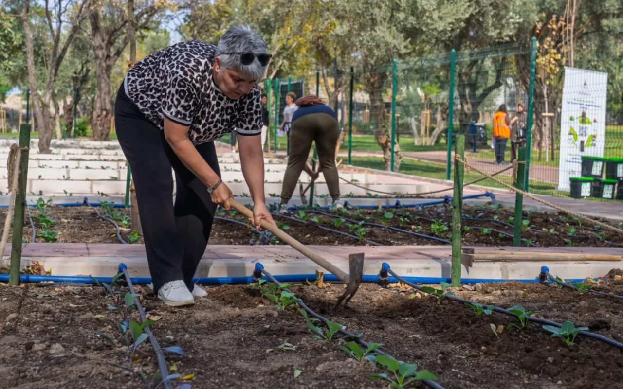 İzmir'de toprakla yeniden buluştu, yaşamı güçlenen kadın üretime başladı