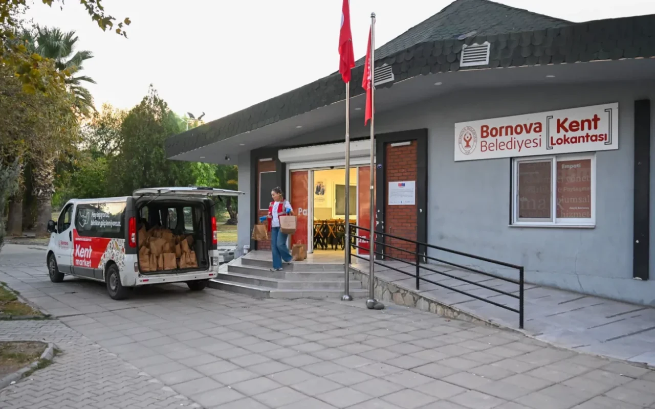 Bornova'da öğrencilere beslenme desteği: 1.000 kumanya dağıtıldı