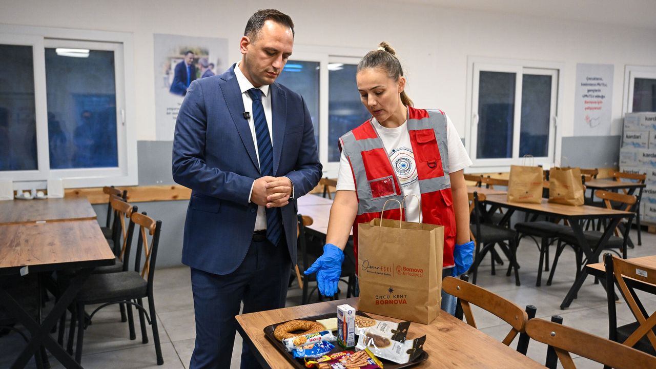 Bornova'da öğrencilere kumanya desteği: Başkan Eşki dağıttı
