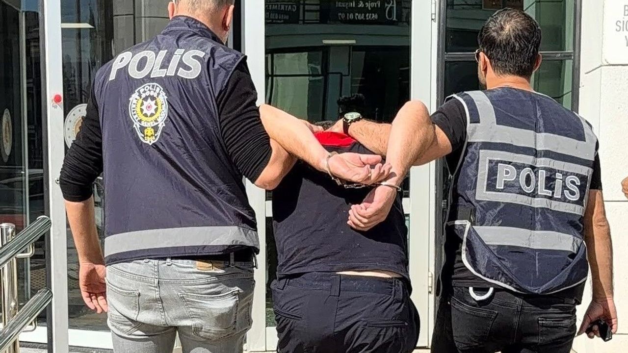 Seferihisar'da eski sevgilisinin evi kundaklanan kadın hayatını kaybetti