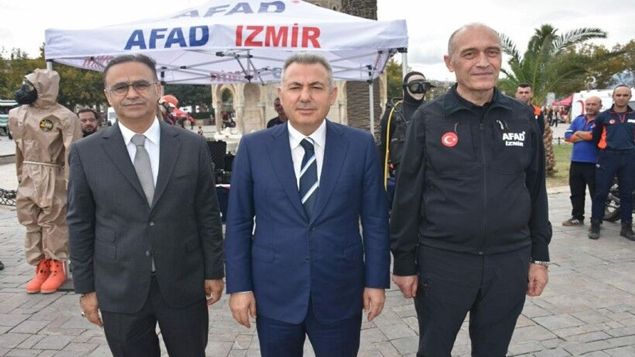 Vali Elban’dan İzmirliye afet hazırlığı çağrısı: Konak’ta bilgilendirme stantları ziyaret edildi
