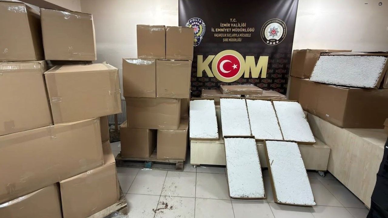 İzmir'de minibüste 1,1 milyon kaçak makaron ele geçirildi