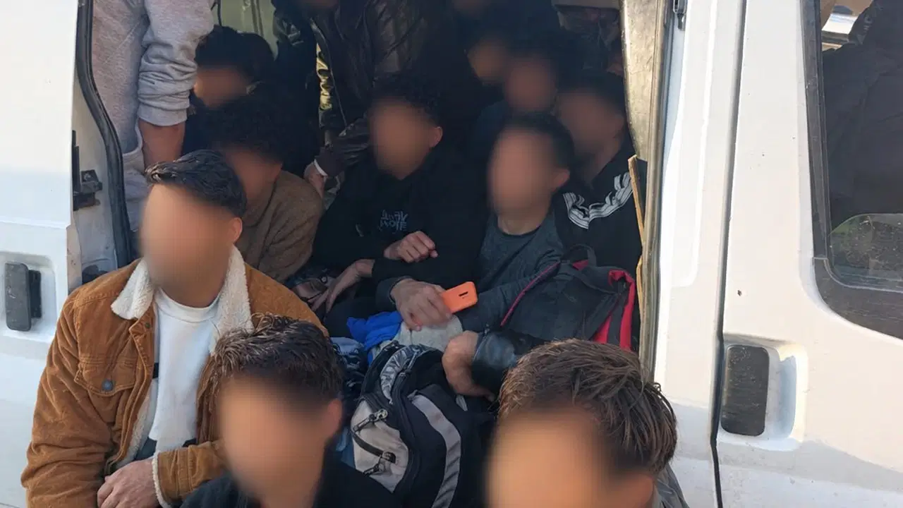 İzmir'de kaçak göçmen operasyonu: Otomobilde 34 kişi yakalandı