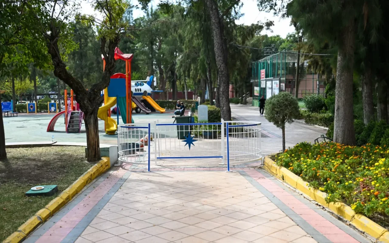 Bornova'da park girişlerine motosiklet bariyerleri yerleştirildi