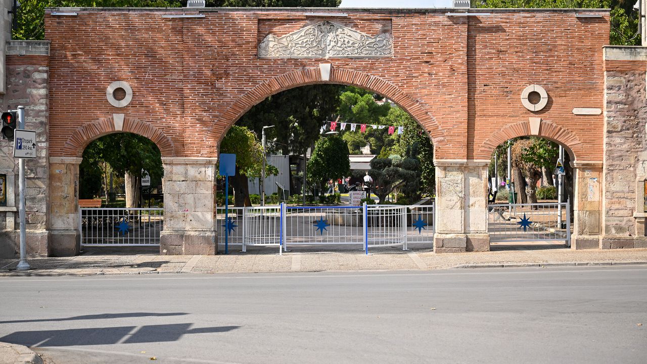 Bornova'da parklara motosiklet bariyerleri: İlk uygulama Büyükpark'ta