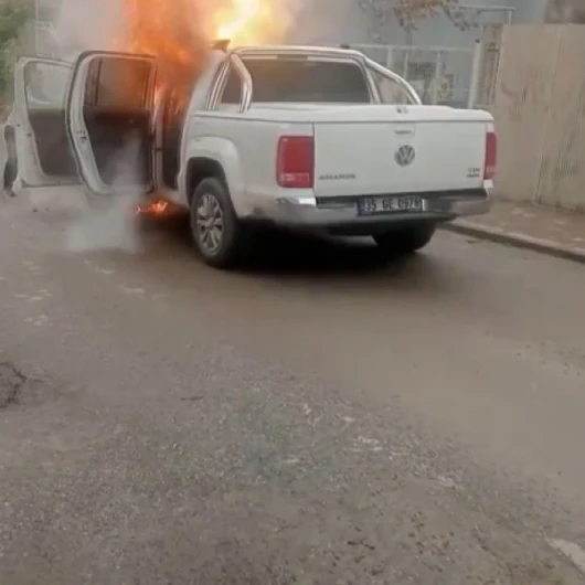 Buca'da aracın motorundan duman çıktı, müdahale sırasında patlama kamerada