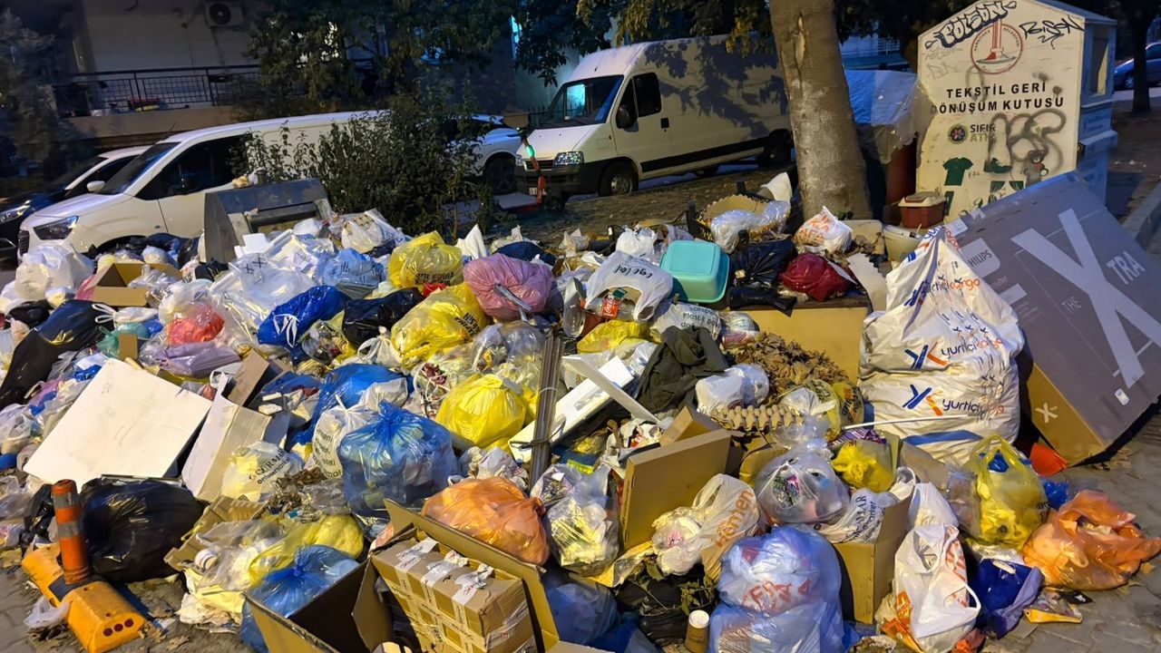 Karşıyaka'da çöp birikimi bir haftadır sürüyor; mahalleli çözüm bekliyor