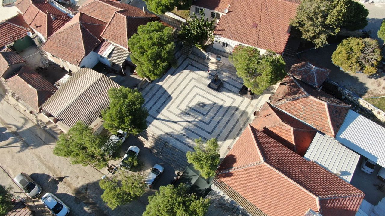 Foça Belediye Başkanı Saniye Bora Fıçı’dan Gerenköy Meydanı’na Hizmet