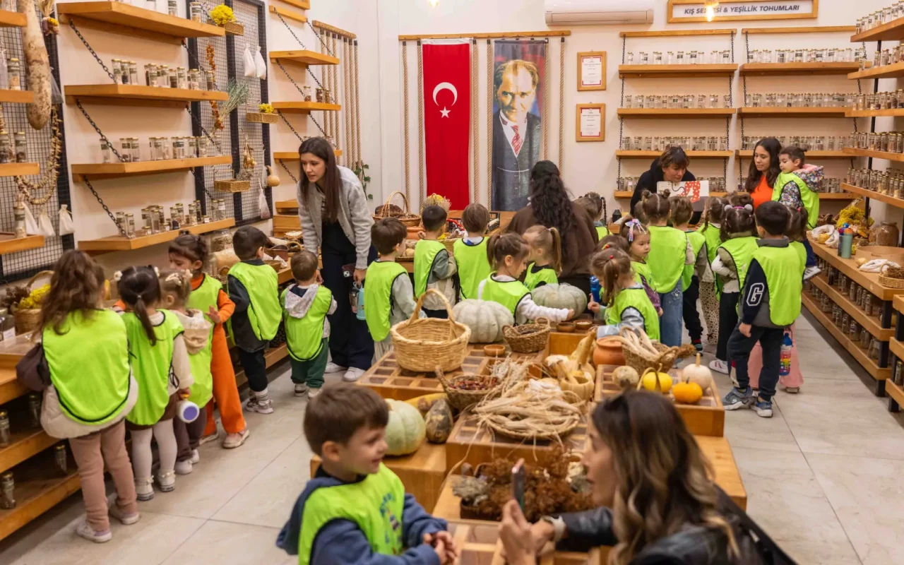 Bornova’nın minikleri 50 zeytin fidanını toprakla buluşturdu