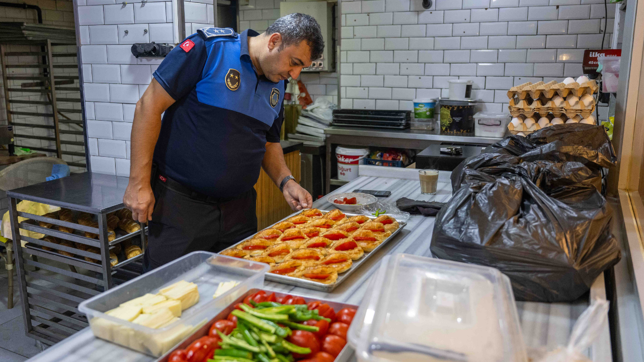 Bornova'da zabıta fırın ve kaldırım işgallerini denetledi