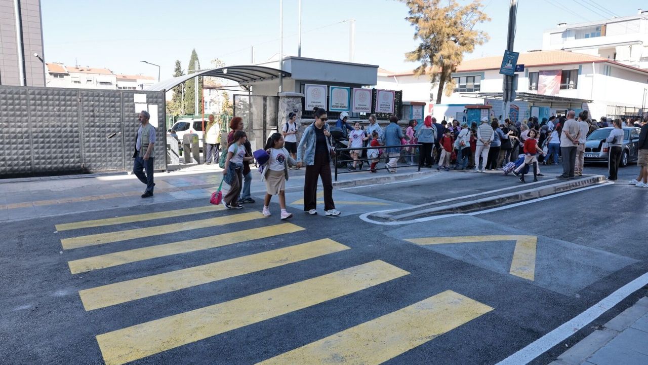 Konak'ta 156 Sokak yenilendi: 5 okulun yoluna güvenli düzenleme