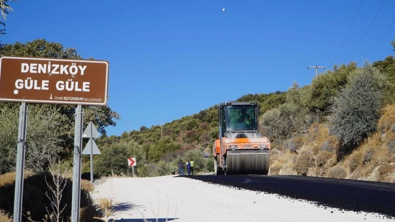 İzmir'in kuzey ilçelerinde yol yenileme çalışmaları devam ediyor