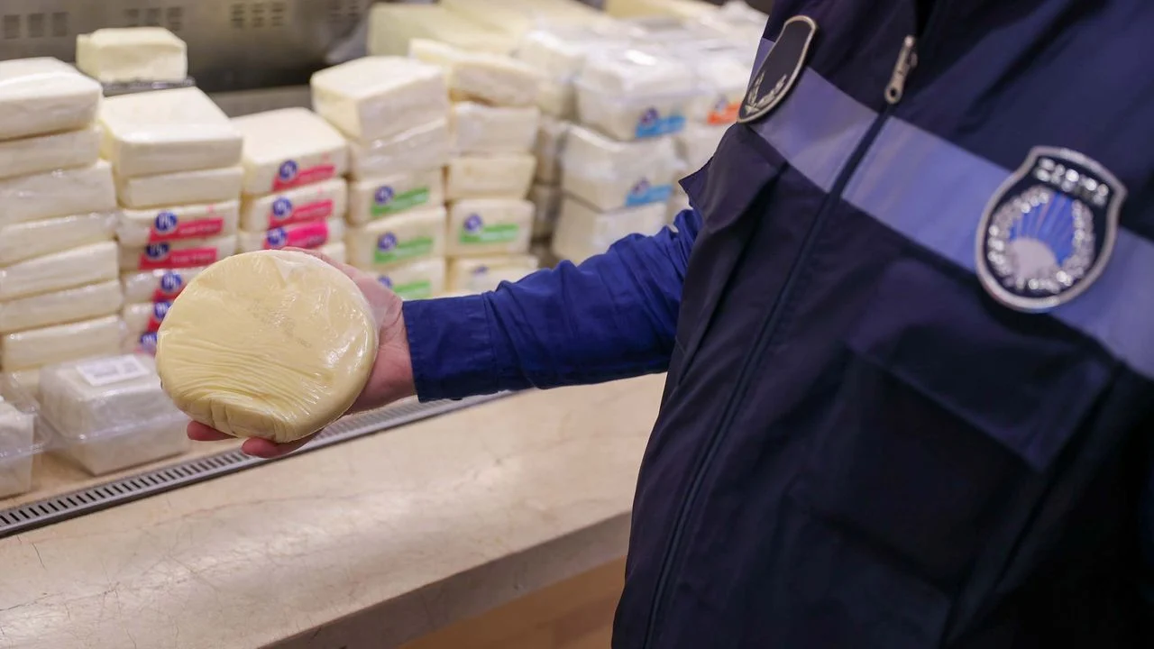 Buca'da şarküteride 109,5 kilo tarihi geçmiş süt ürünü ele geçirildi