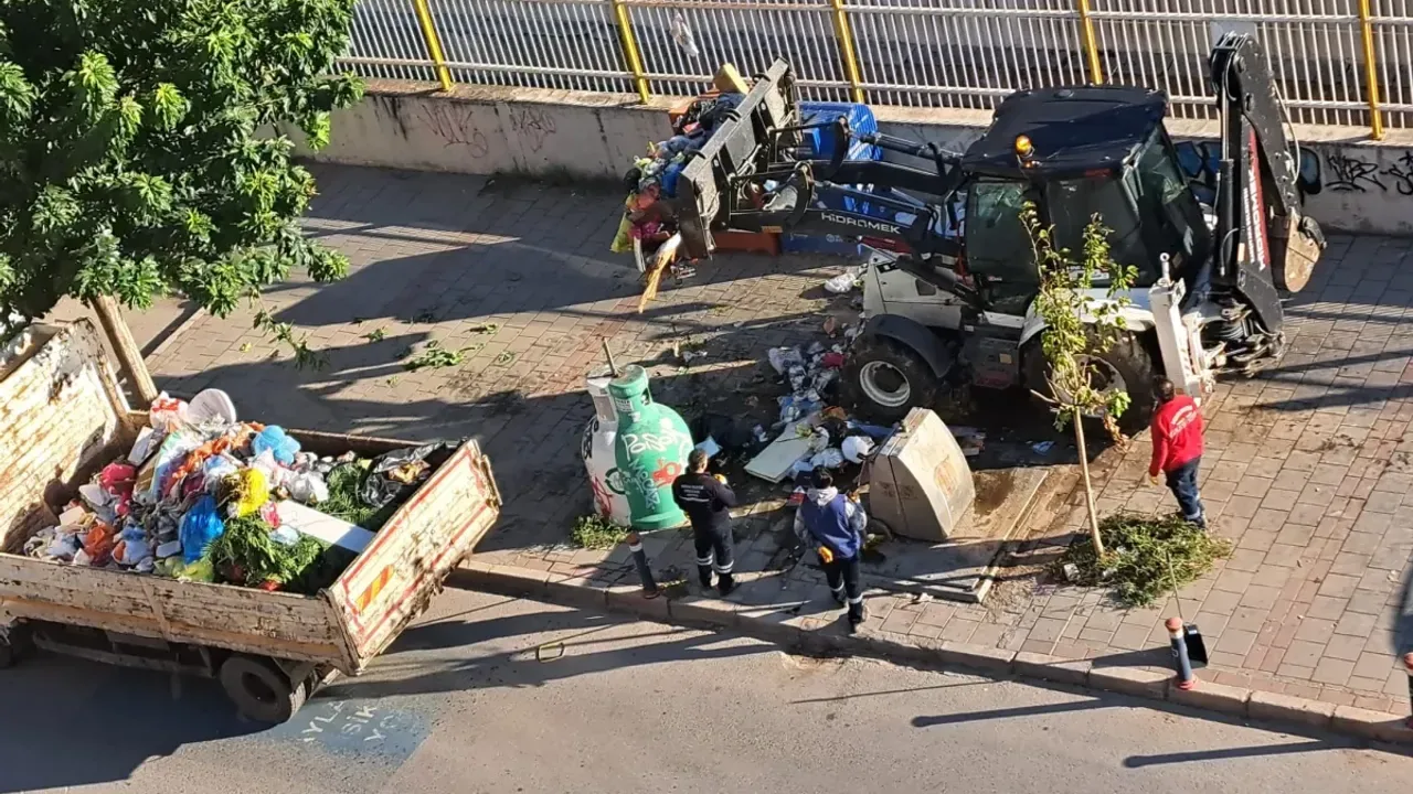 Karşıyaka Belediyesi kepçelerle sokaklardaki çöpleri topluyor