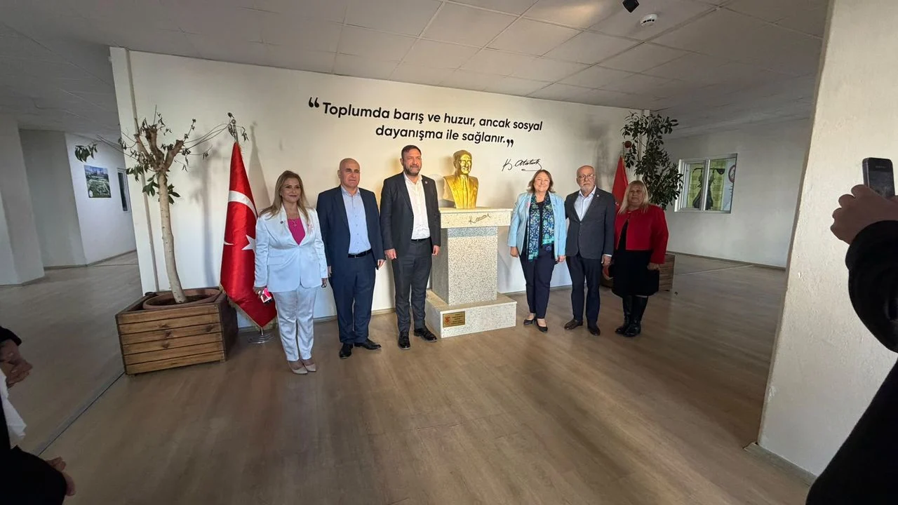 İzmir Karşıyaka'da CHP'den 'Meme Sağlığında Farkındalık' paneli