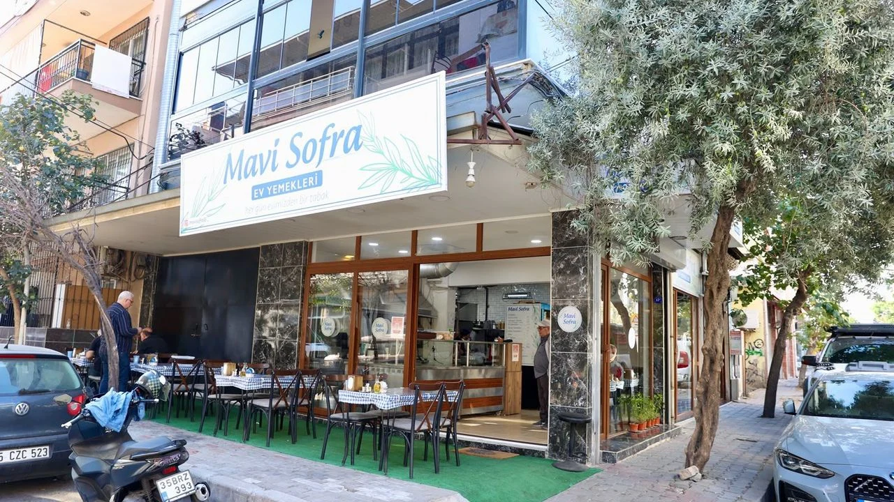 Buca'da aşçılık kursunu bitirdi, 'Mavi Sofra' isimli lokantayı açtı