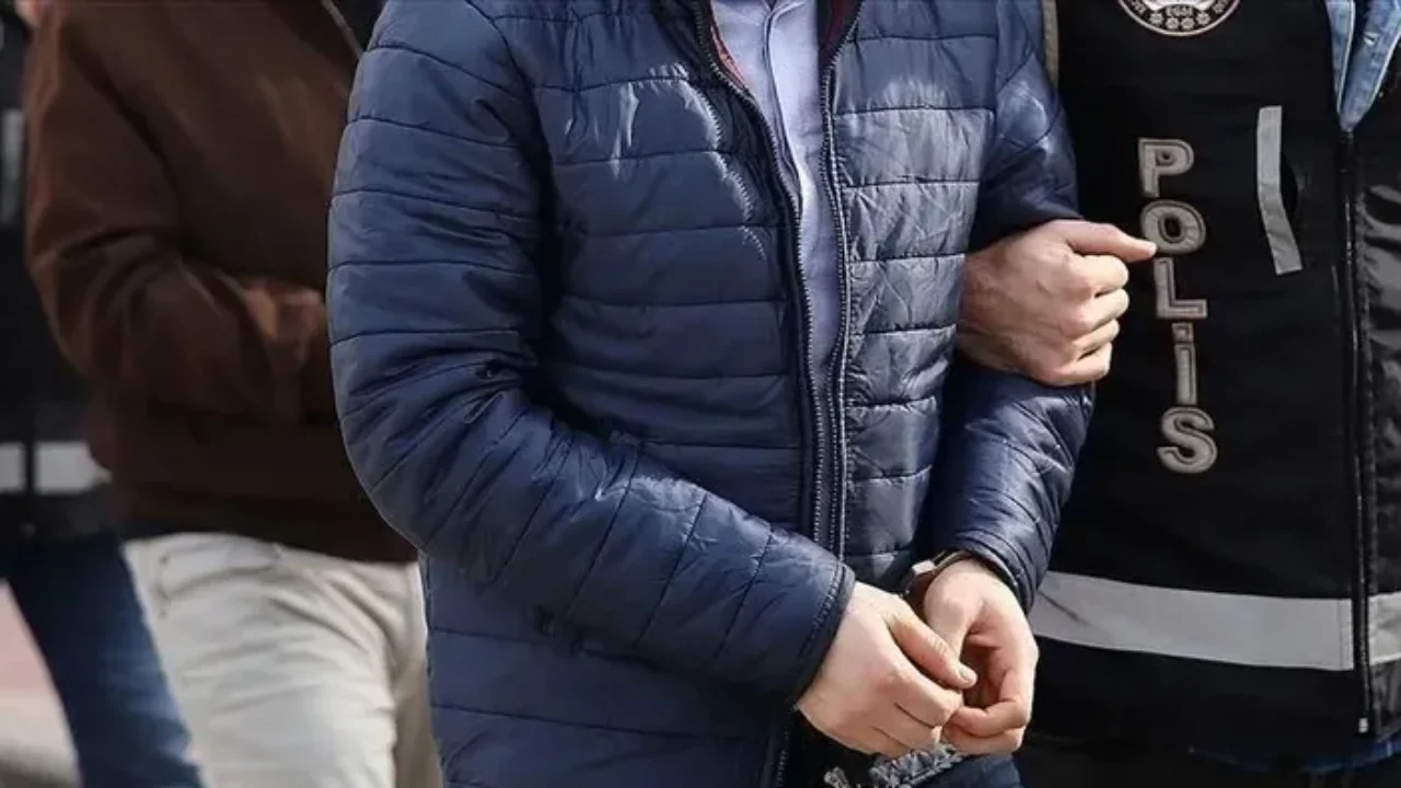 33 yıl 7 ay hapisle aranan şüpheli Kemeraltı'nda yakalandı