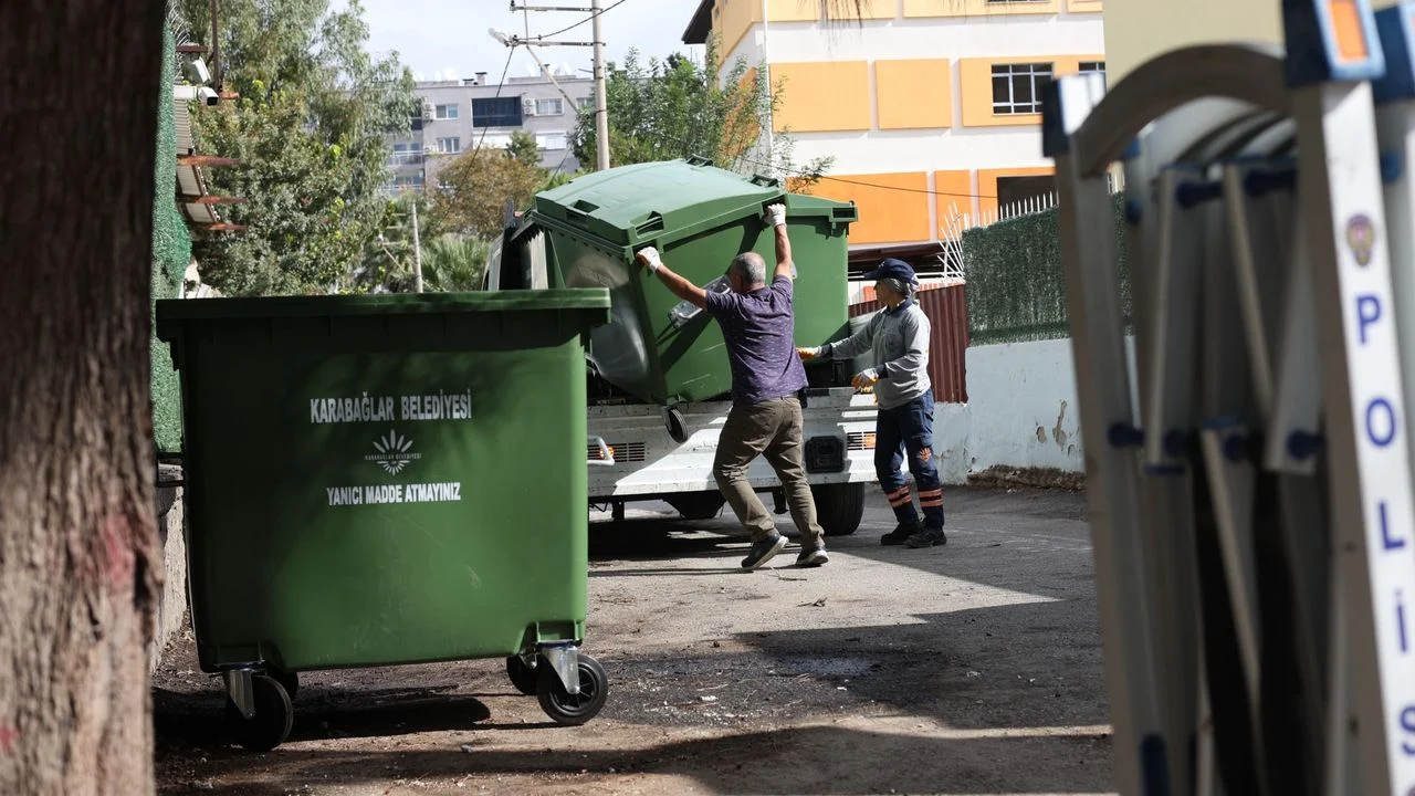 Karabağlar’da 891 yeni çöp konteyneri: 591 demir, 300 plastik