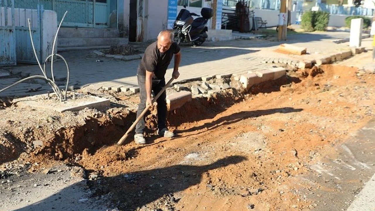 Menderes’te asfalt seferberliği sürüyor; ilçe genelinde onarım çalışmaları