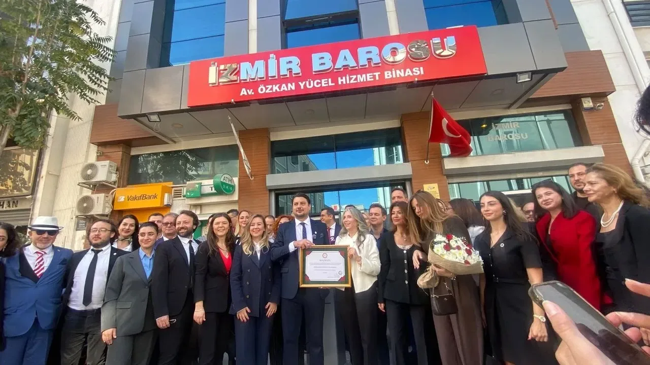 İzmir Barosu Başkanı Serhat Sökmen mazbatasını aldı ve göreve başladı
