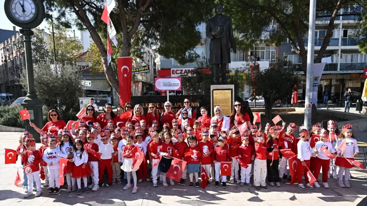 Gaziemir'de miniklerden Cumhuriyet ve bayrak yürüyüşü coşkusu