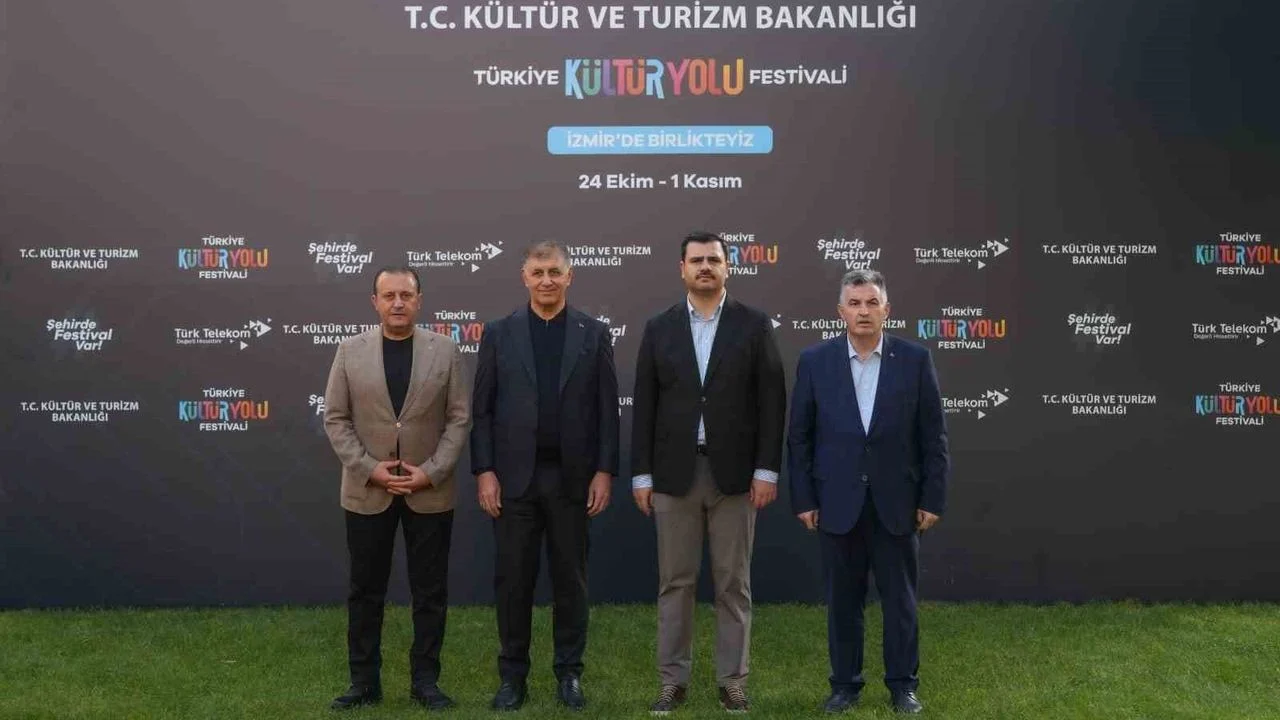 AK Parti Genel Sekreteri İnan İzmir'de sergi ziyaretinde
