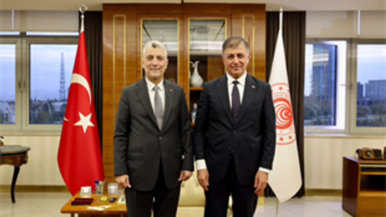 Başkan Tugay, Ticaret Bakanı Ömer Bolat'ı makamında ziyaret etti