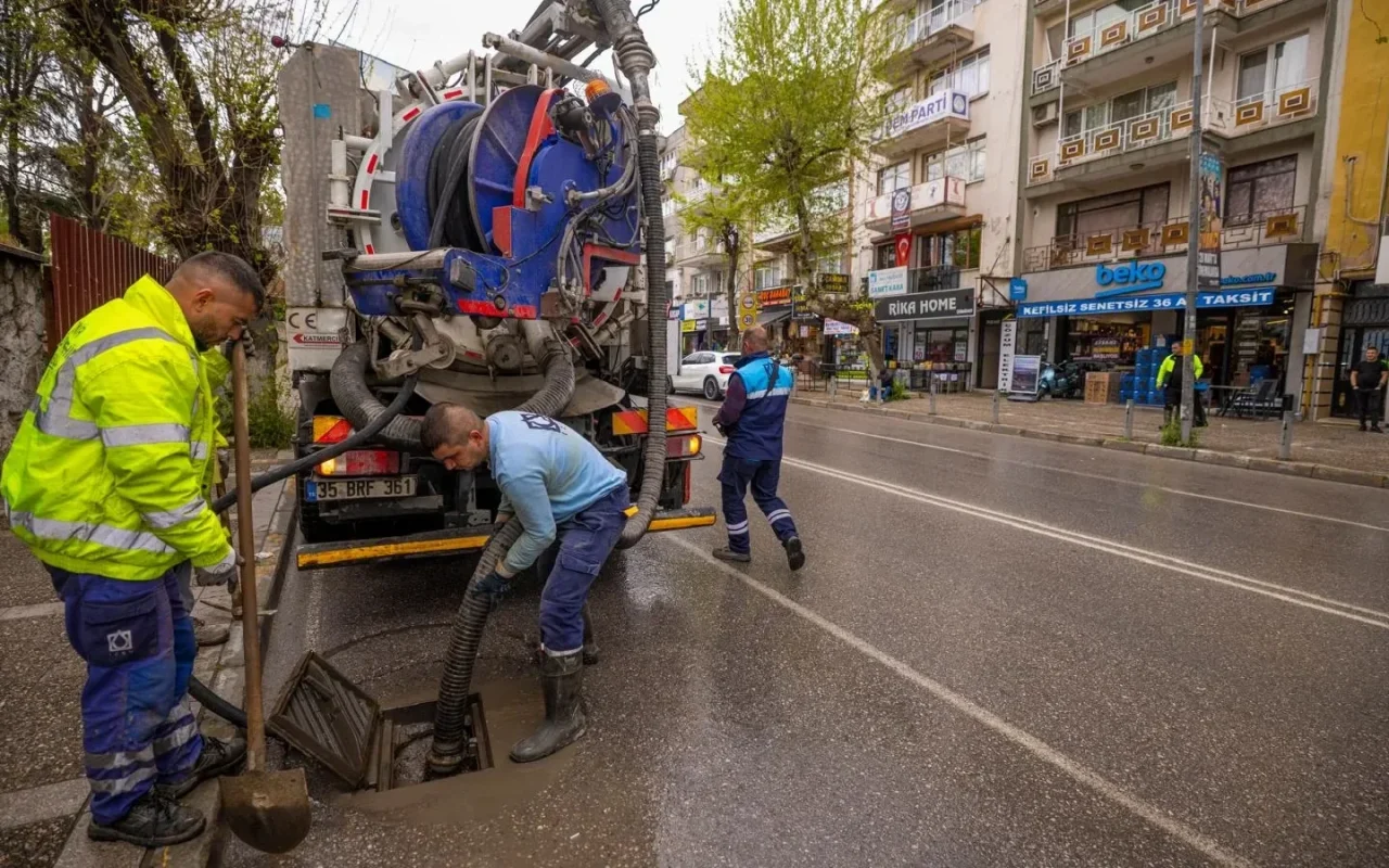 İzmir'de yağışa karşı İZSU 763 personel ve 366 araçla teyakkuzda