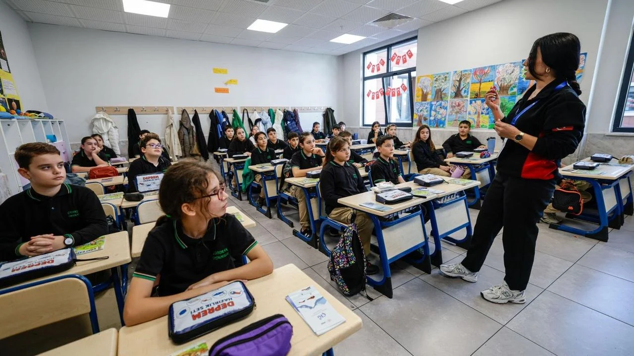 İzmir Büyükşehir’den öğrencilere deprem çantası ve afet eğitimi
