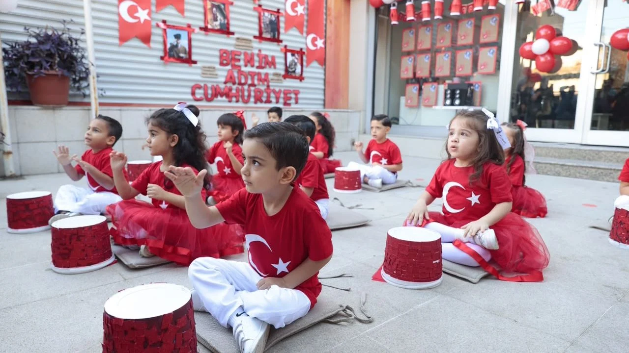 Konak'ta Cumhuriyet coşkusu: Minikler sahnede aileleri büyüledi