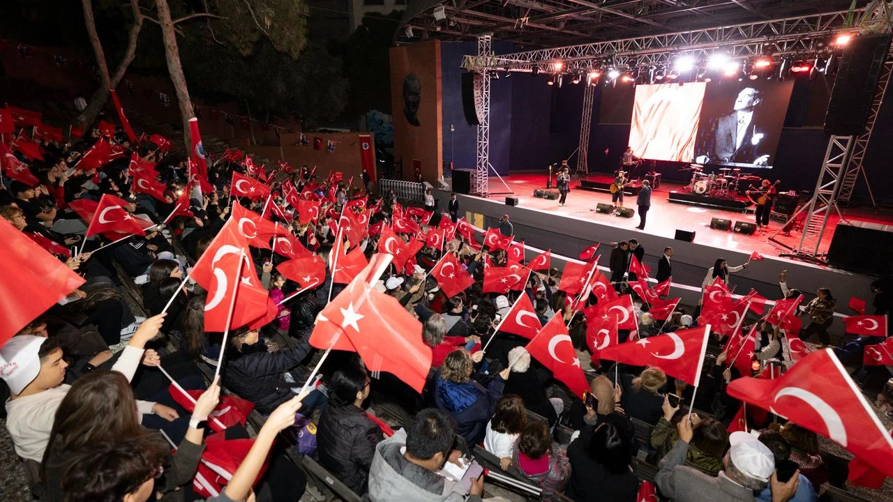 Balçova'da 29 Ekim coşkusu: Yüksek Sadakat sahnede