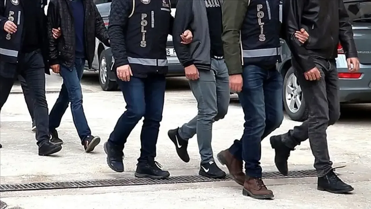 İzmir ve 5 ilde 'change oto' operasyonunda 35 kişi gözaltına alındı